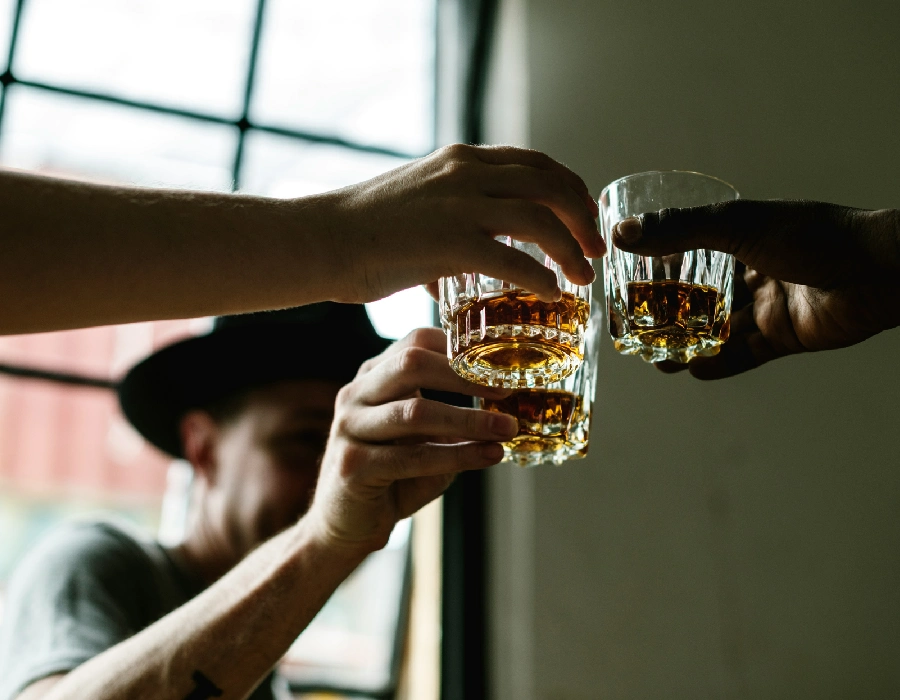 people cheers with a bad whiskey with ice