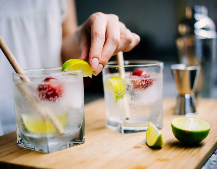 women following gin and tonic recipe