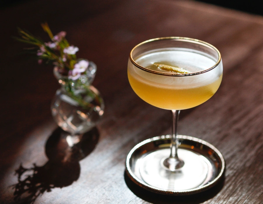 balanced gin cocktail recipe using sugar and bitters 
